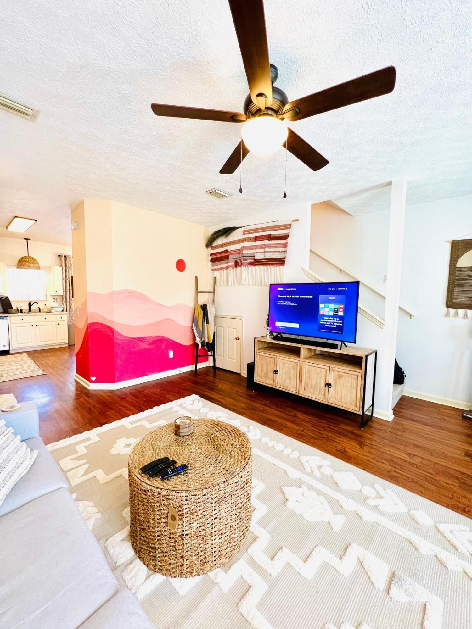 Holiday home Dog And Kid Friendly House - Private Yard & Deck - 3 Min Walk To *