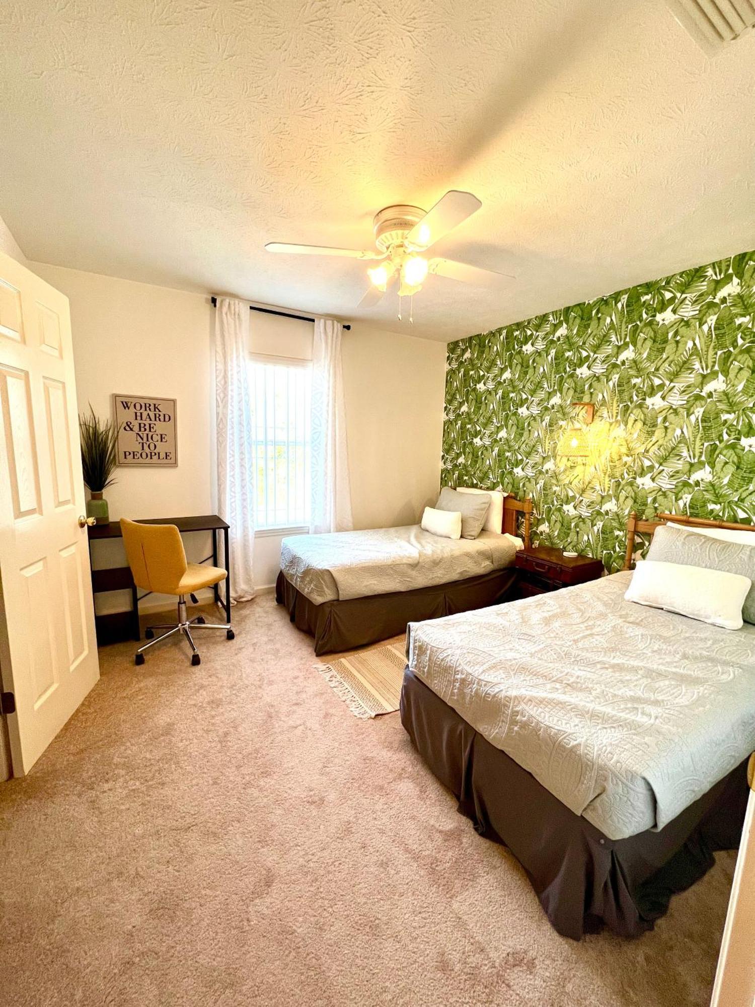 Dog And Kid Friendly House - Private Yard & Deck - 3 Min Walk To