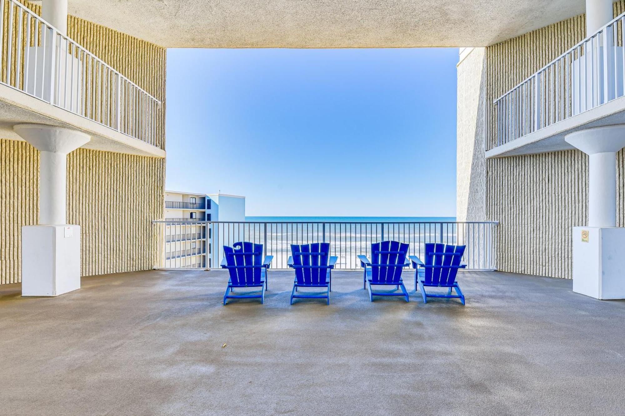 Pcb Coastal With On-site Access! Apartment