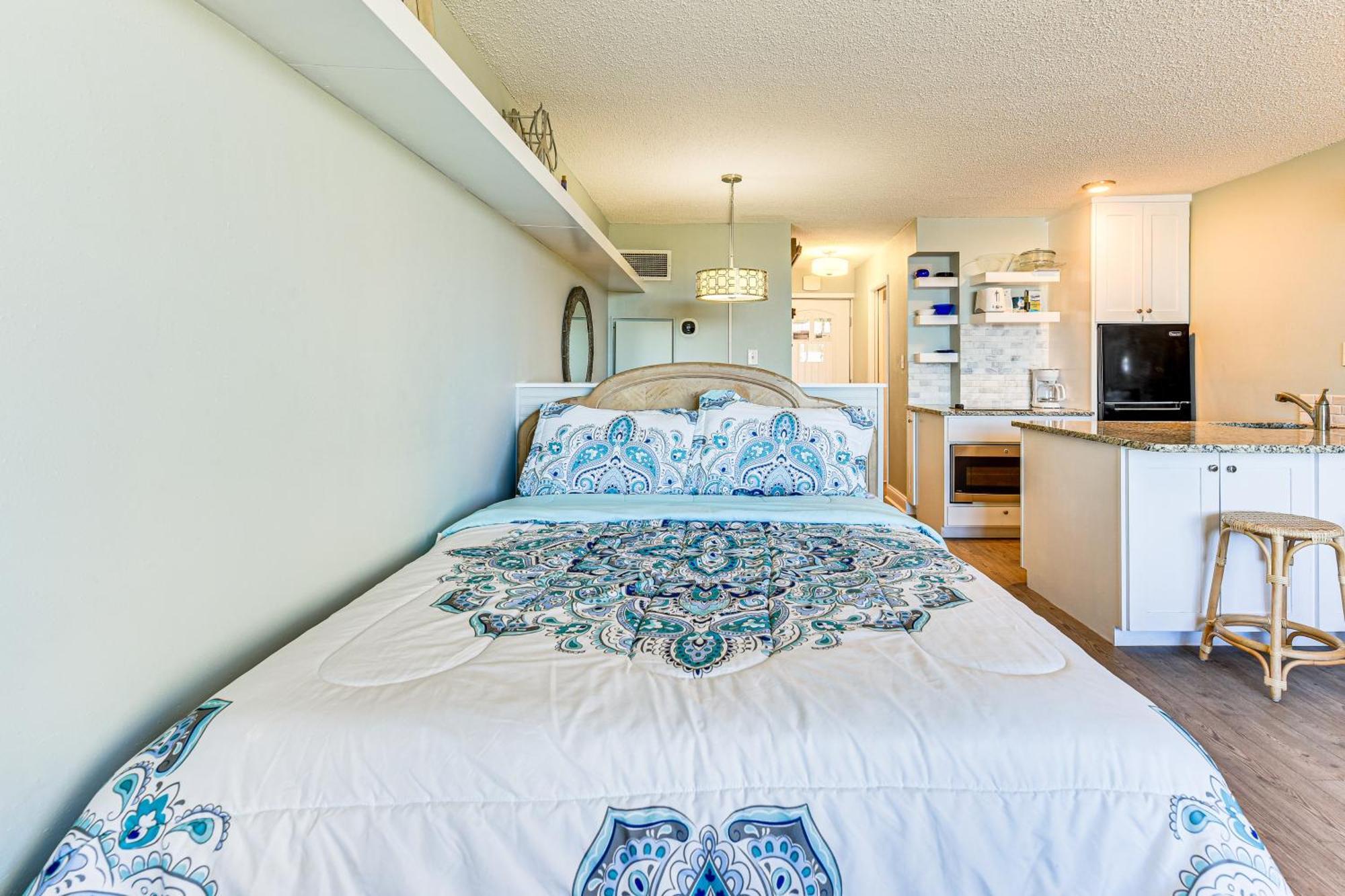 Pcb Coastal With On-site Access! Apartment *