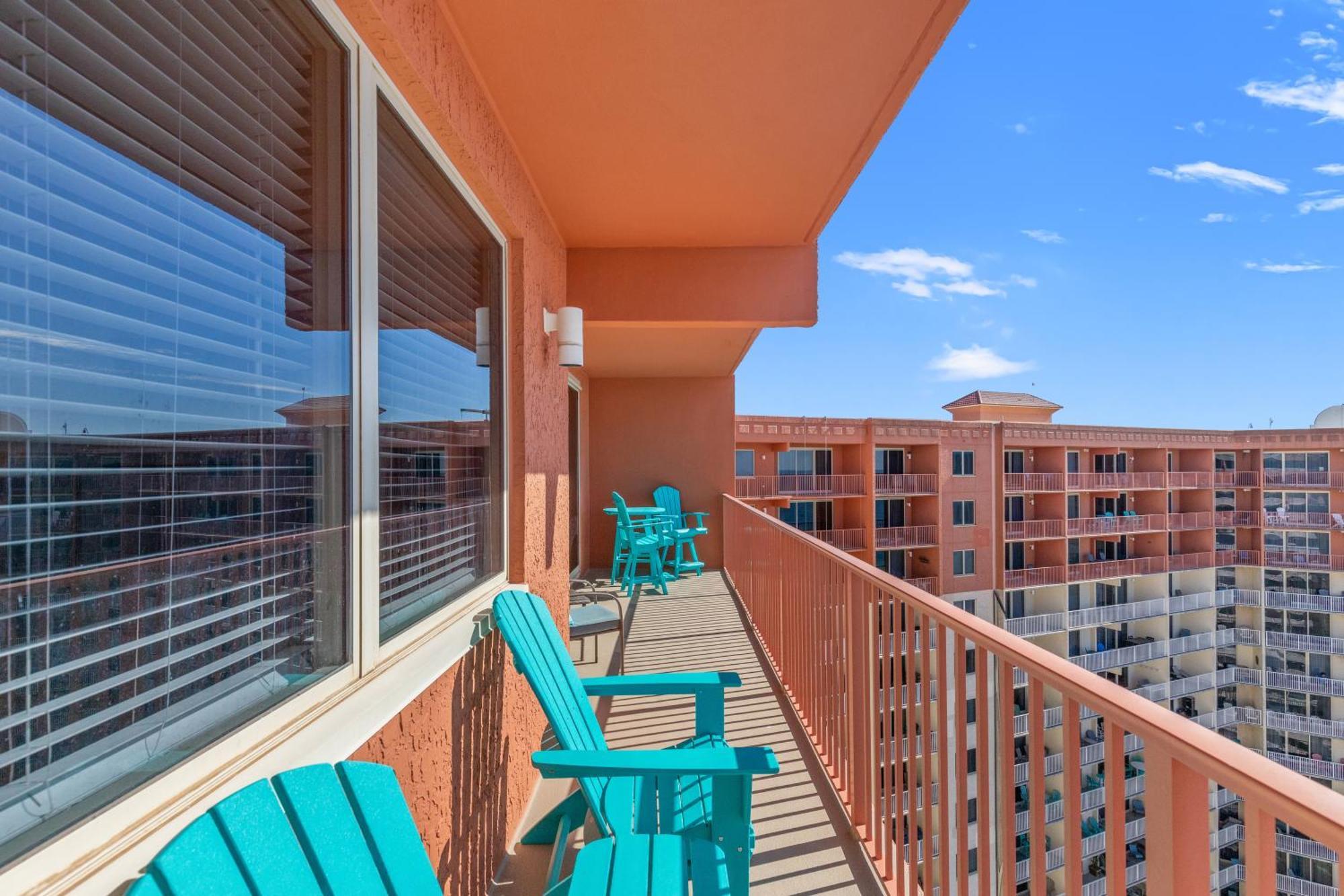 Penthouse With Beautiful Views! 1 Bedroom, 2 Bathroom Penthouse! Holiday home