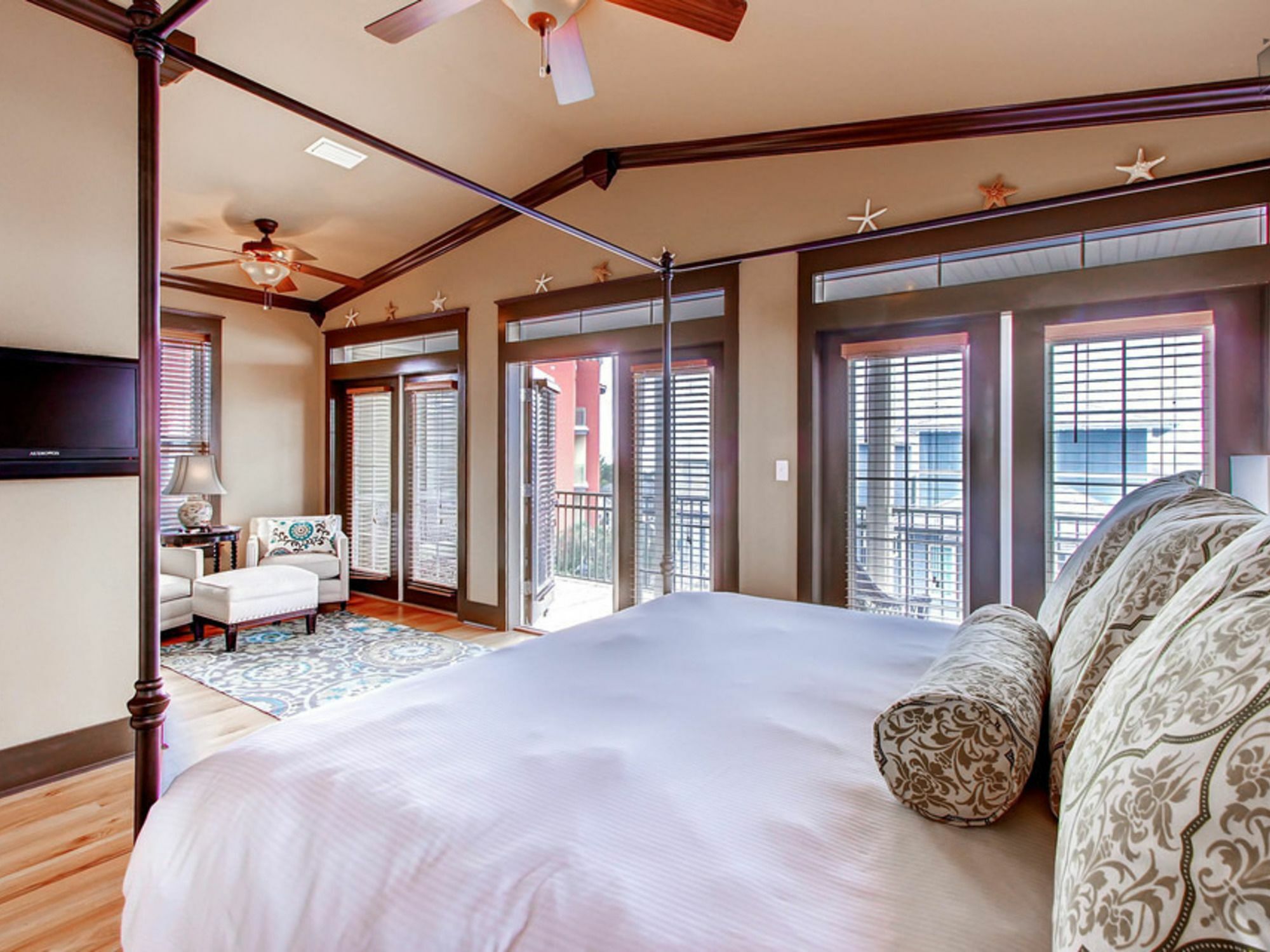 Apartment Comfort And Joy By Redawning *