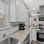 Shiplap Shack-Sznl Hot Tub, Fire Pit, 8 Min Walk To Beach, Free Daily Activities, And More!
