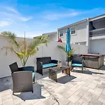 Dog Friendly 2 Bedroom Townhome With Hot Tub And Walking Distance To Beach