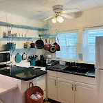 Key Lime Cottage - 1930\'S Cottage Steps From The Sand