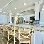 Pelican Walk 912