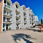 Ambassador C204 By Avantstay Beachfront Access