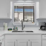 Sea Horsing Around 2 Bedroom 1.5 Bath Sleeps 8