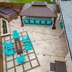 Sandcastle House Hot Tub, Od Kitchen & Game Room!