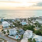 Modern 5Bdr W Private Pool 2 Min Walk To The Beach Montoute By Avantstay
