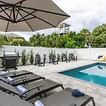 Modern 5Bdr W Private Pool 2 Min Walk To The Beach Montoute By Avantstay