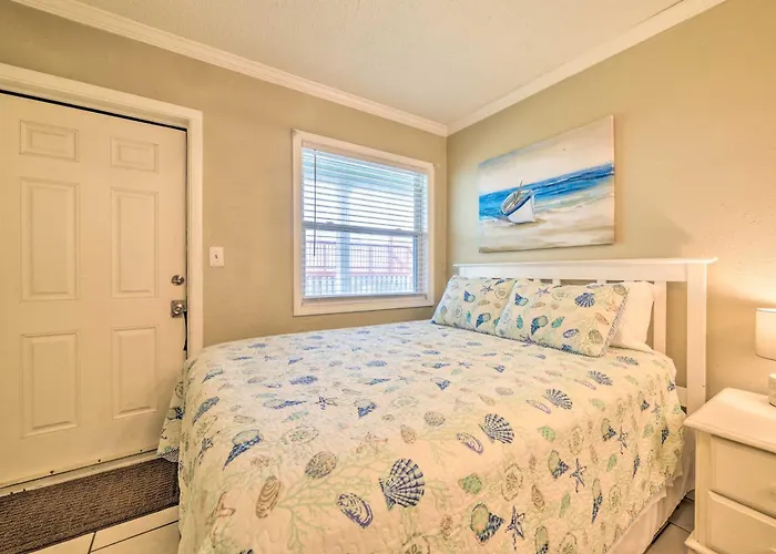 Beachfront Pcb Studio Pool, Patio And Deck Access!