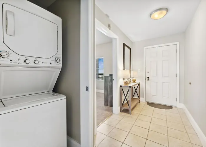 Ocean View 10Th Floor Condo At The Laketown Wharf 1004