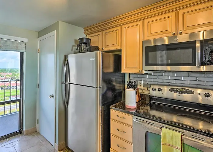 Idyllic Pcb Condo With Pool Access And Ocean Views!