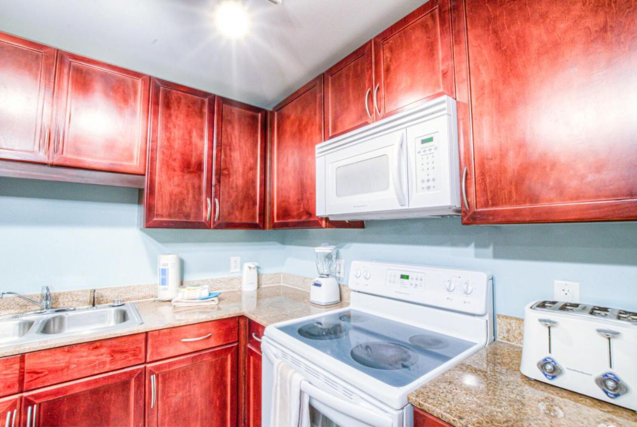 Holiday home 10th Floor! Beautiful 3 Bd, Great Amenities, And Great Location *