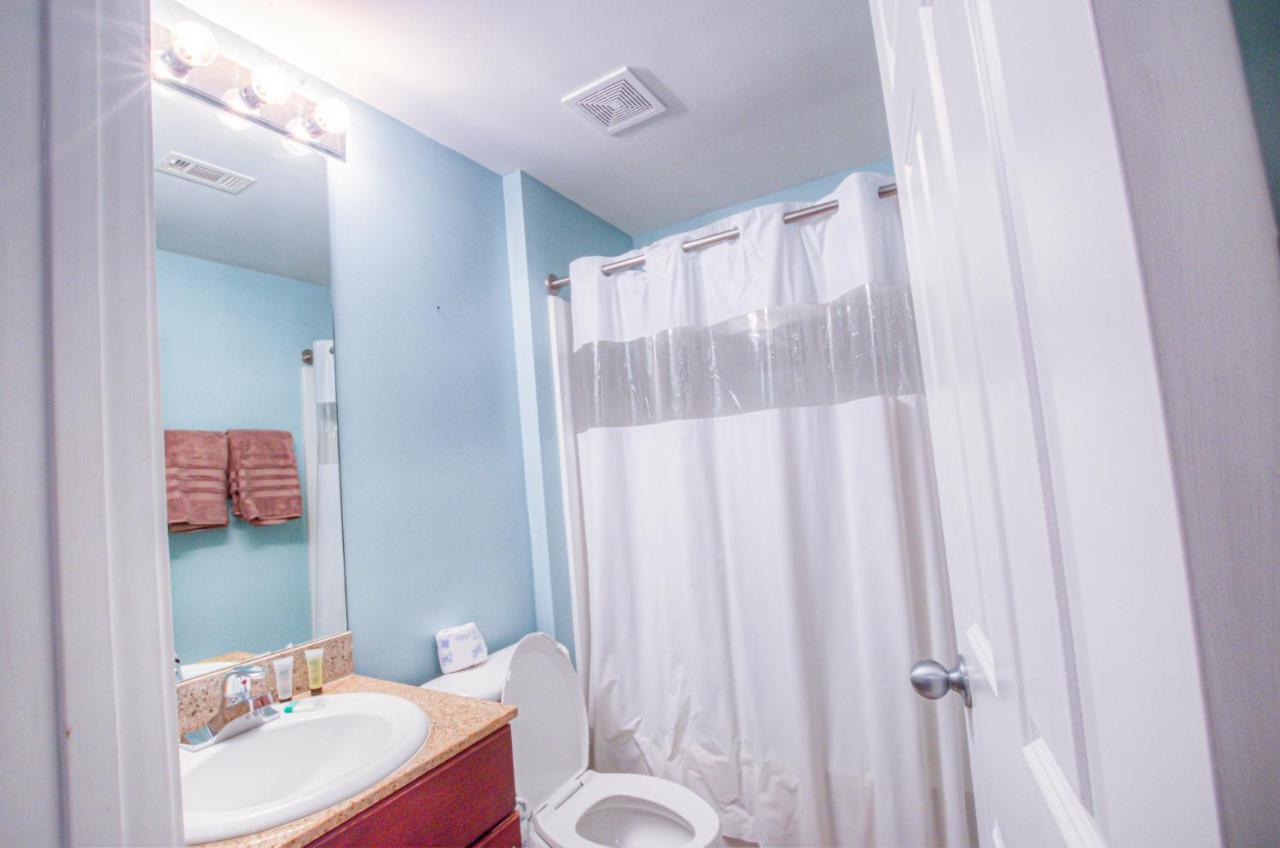 Holiday home 10th Floor! Beautiful 3 Bd, Great Amenities, And Great Location *