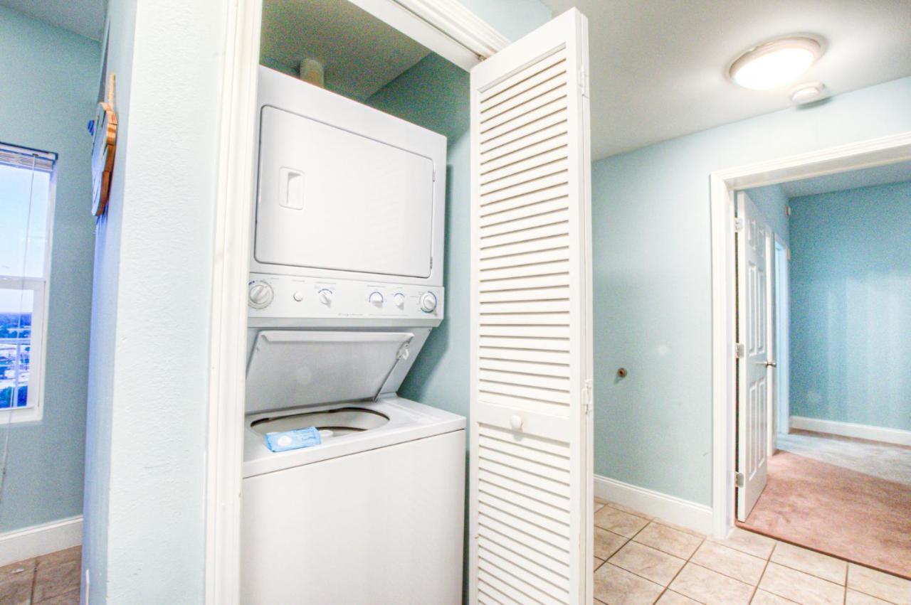 Holiday home 10th Floor! Beautiful 3 Bd, Great Amenities, And Great Location