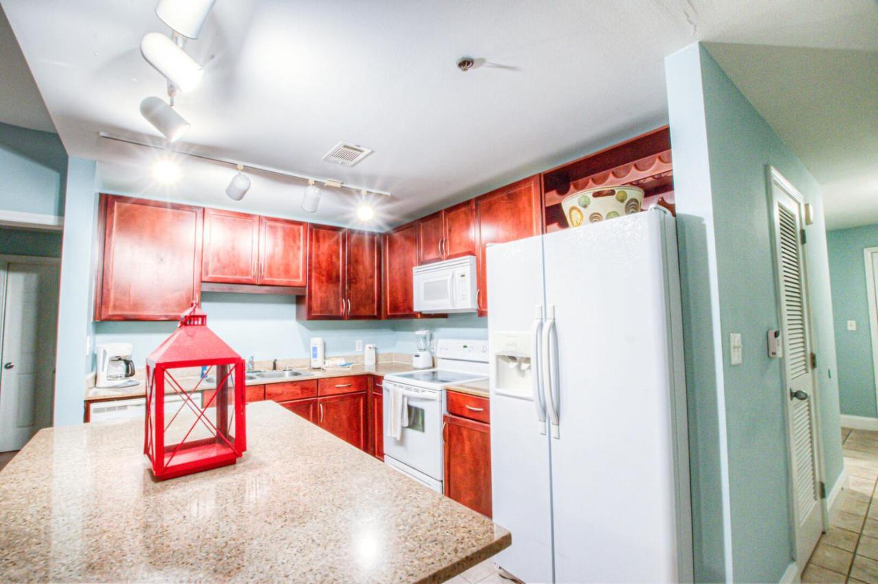 10th Floor! Beautiful 3 Bd, Great Amenities, And Great Location