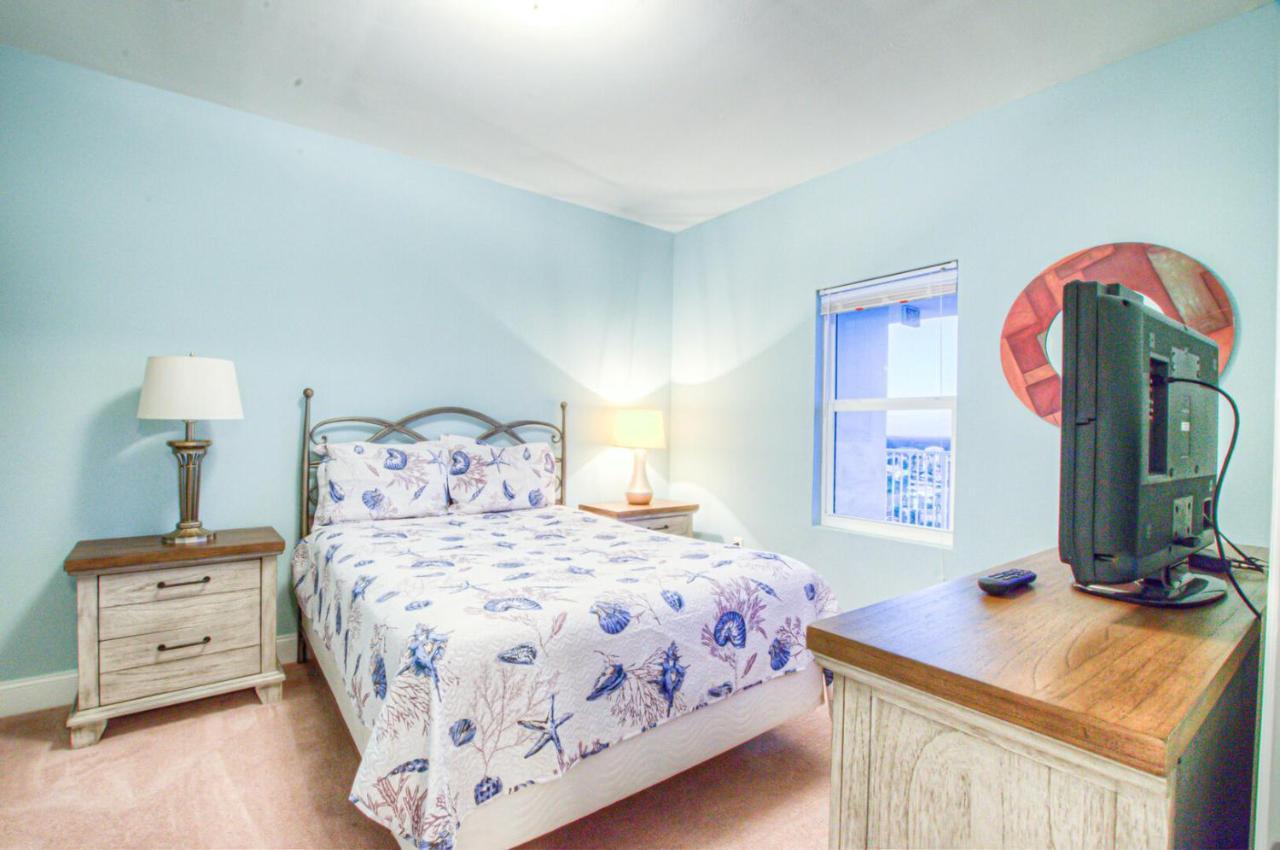 Holiday home 10th Floor! Beautiful 3 Bd, Great Amenities, And Great Location *