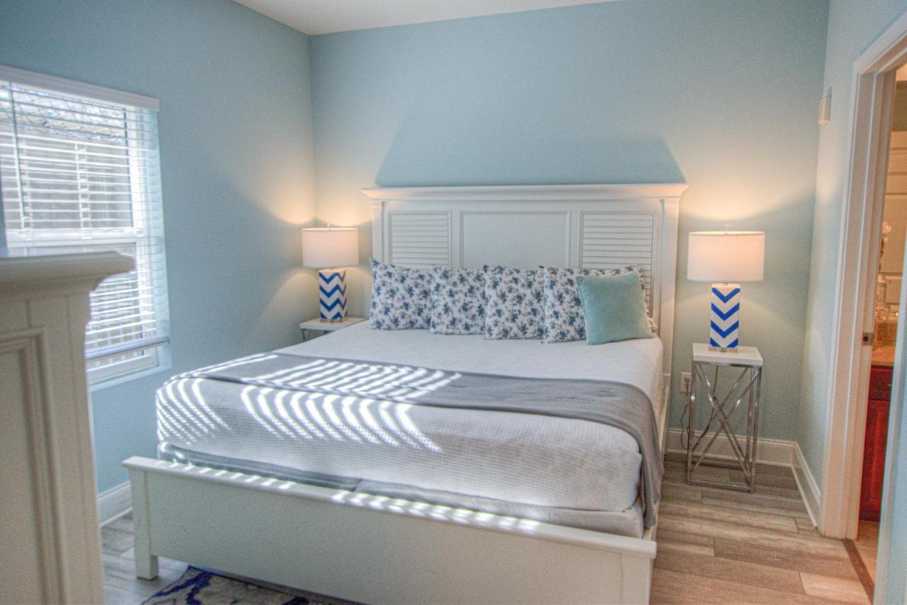 Laketown 302! Beautiful 1 Bd, 2ba! Lower Floor, Multiple Pools! Holiday home Panama City Beach