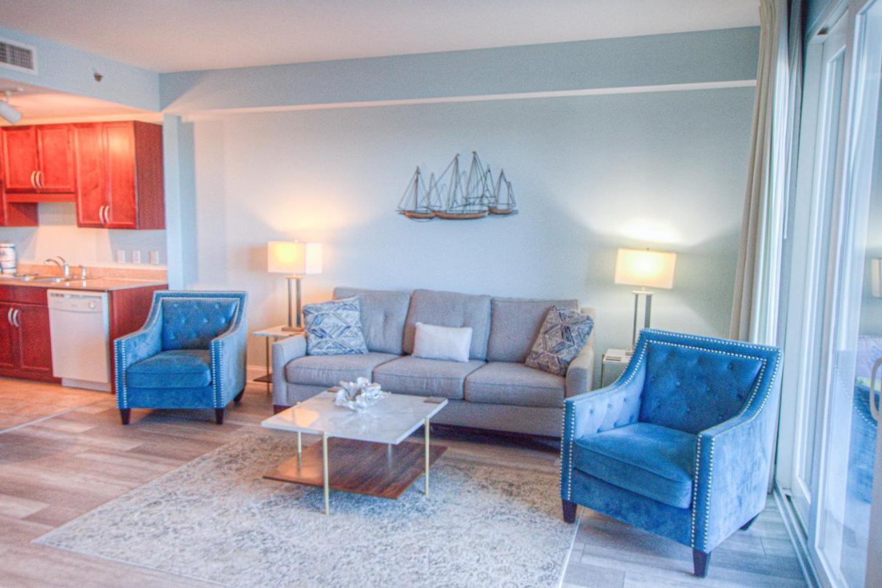 Laketown 302! Beautiful 1 Bd, 2ba! Lower Floor, Multiple Pools! *