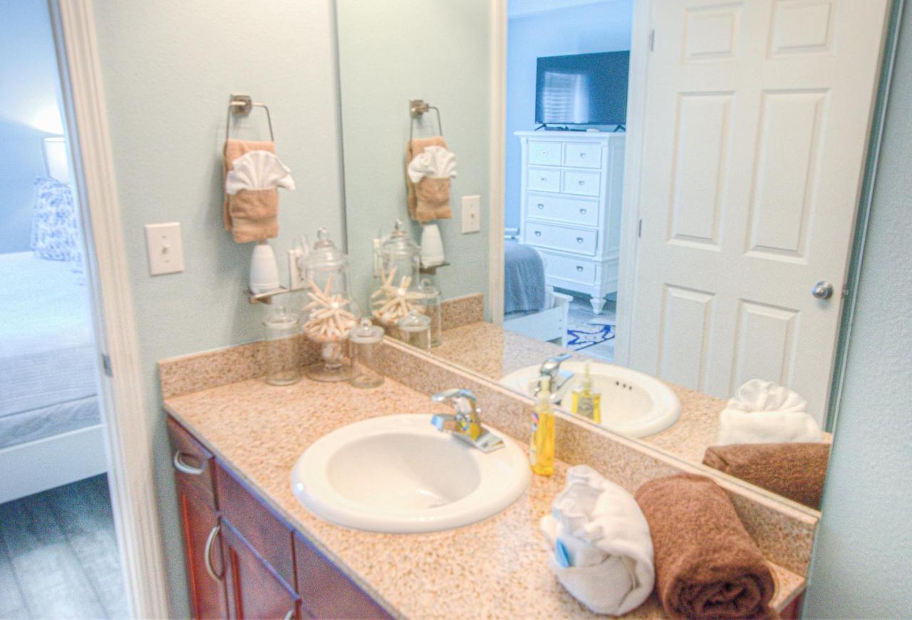Laketown 302! Beautiful 1 Bd, 2ba! Lower Floor, Multiple Pools! Holiday home