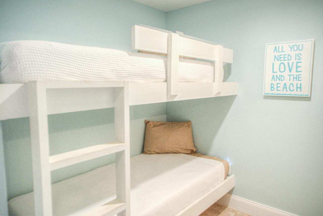 Laketown 302! Beautiful 1 Bd, 2ba! Lower Floor, Multiple Pools! *