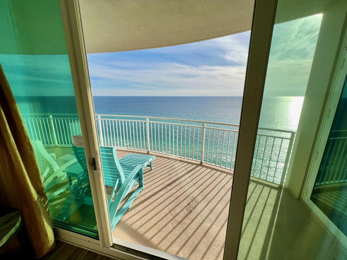 Aqua Resort: Beachfront 3-bedroom With Beach Chairs Apartment