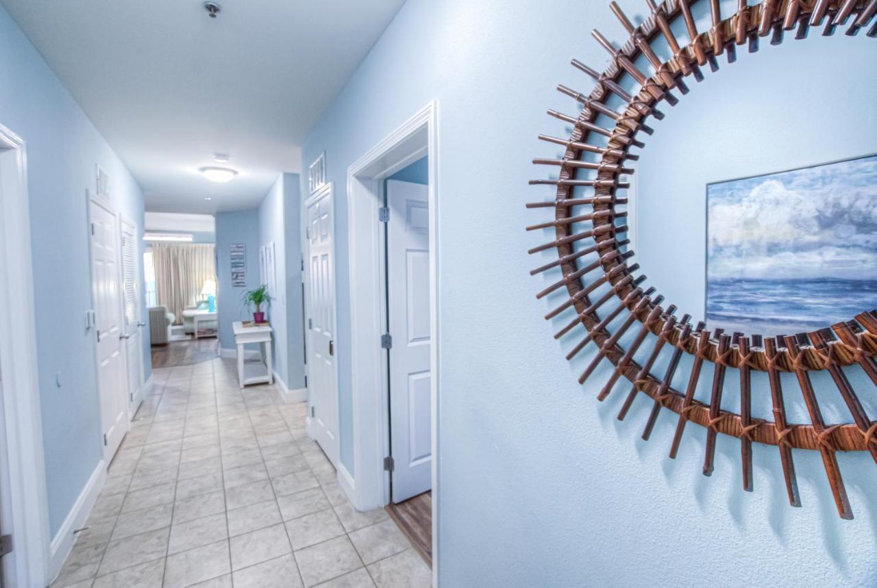 Large 3 Bd Penthouse 2120 In Laketown, Great Views And Amenities!