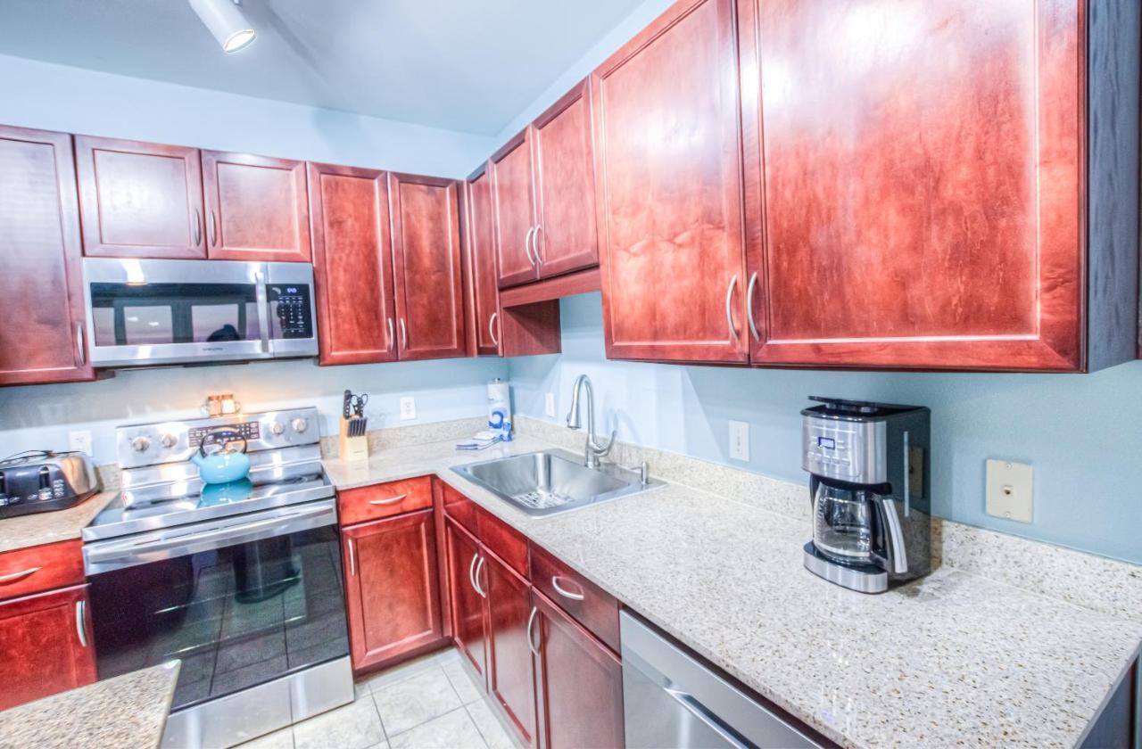 Large 3 Bd Penthouse 2120 In Laketown, Great Views And Amenities! Holiday home
