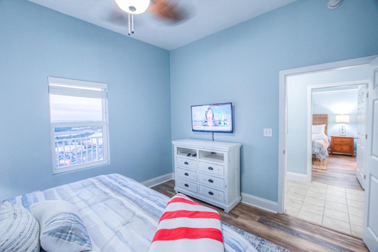 Large 3 Bd Penthouse 2120 In Laketown, Great Views And Amenities! Holiday home