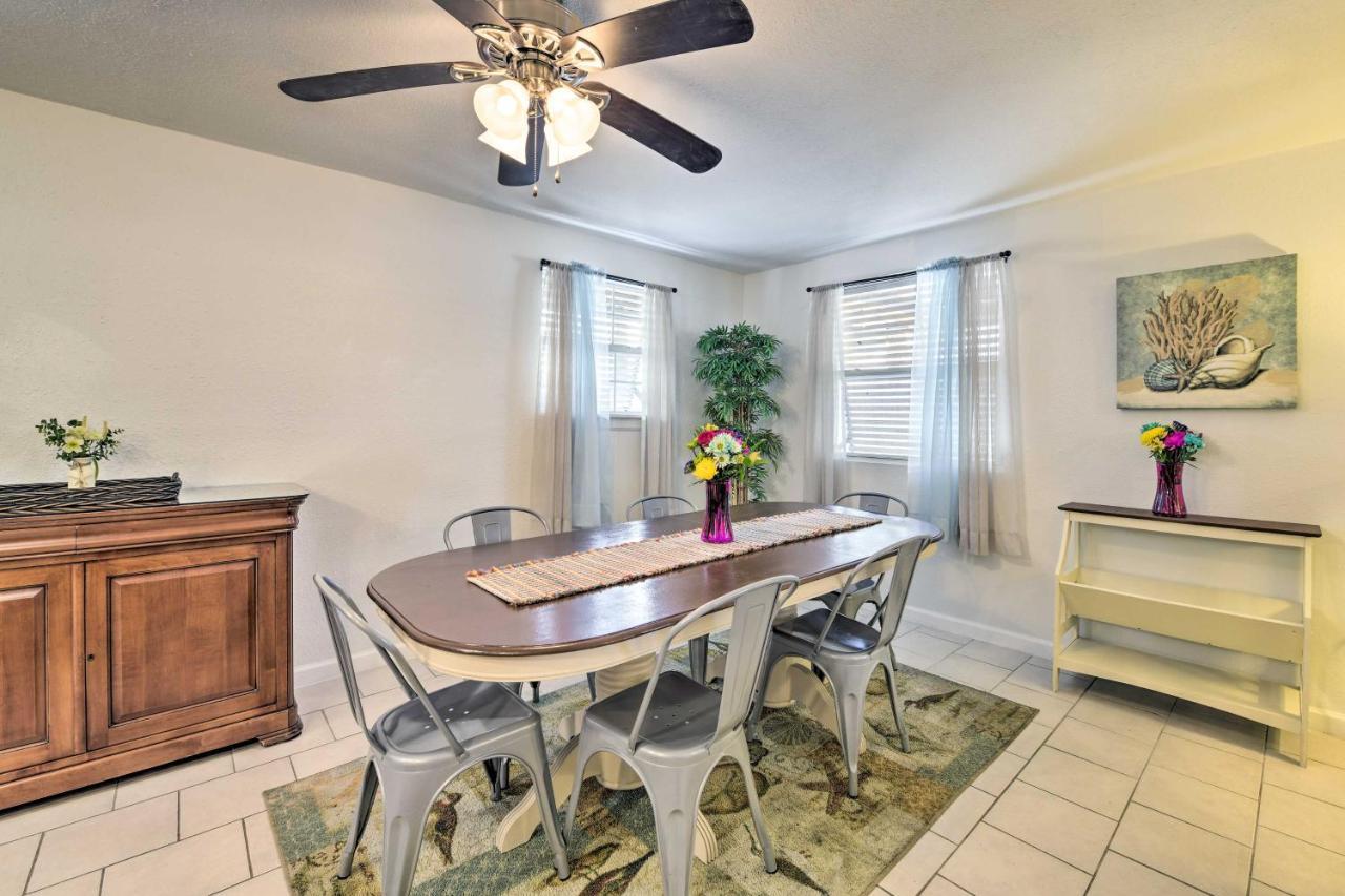 Pcb Group Retreat With Deck, 1 Block To Beach! Holiday home