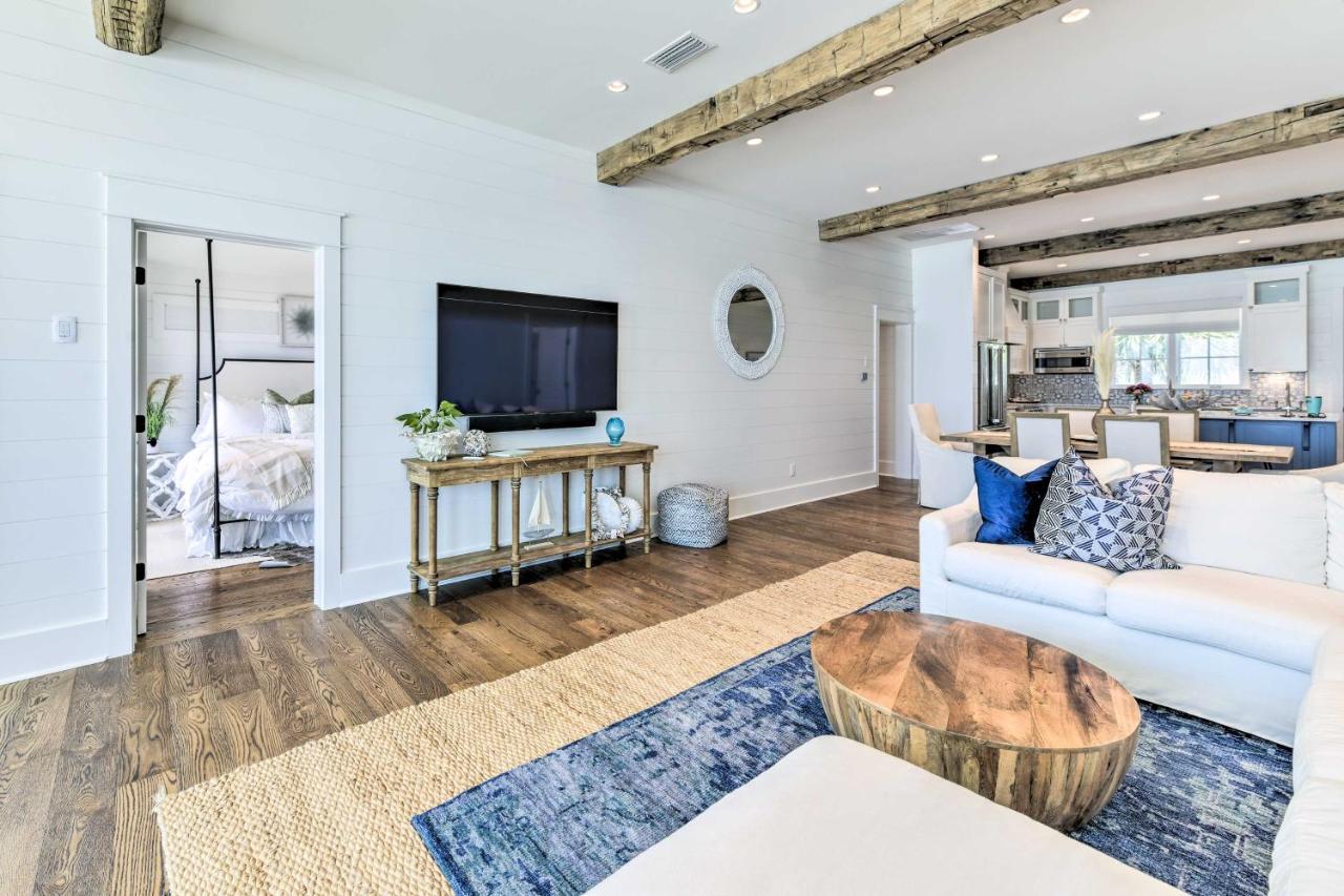 Holiday home Luxe, Beachfront Pcb With Decks And Grill! *