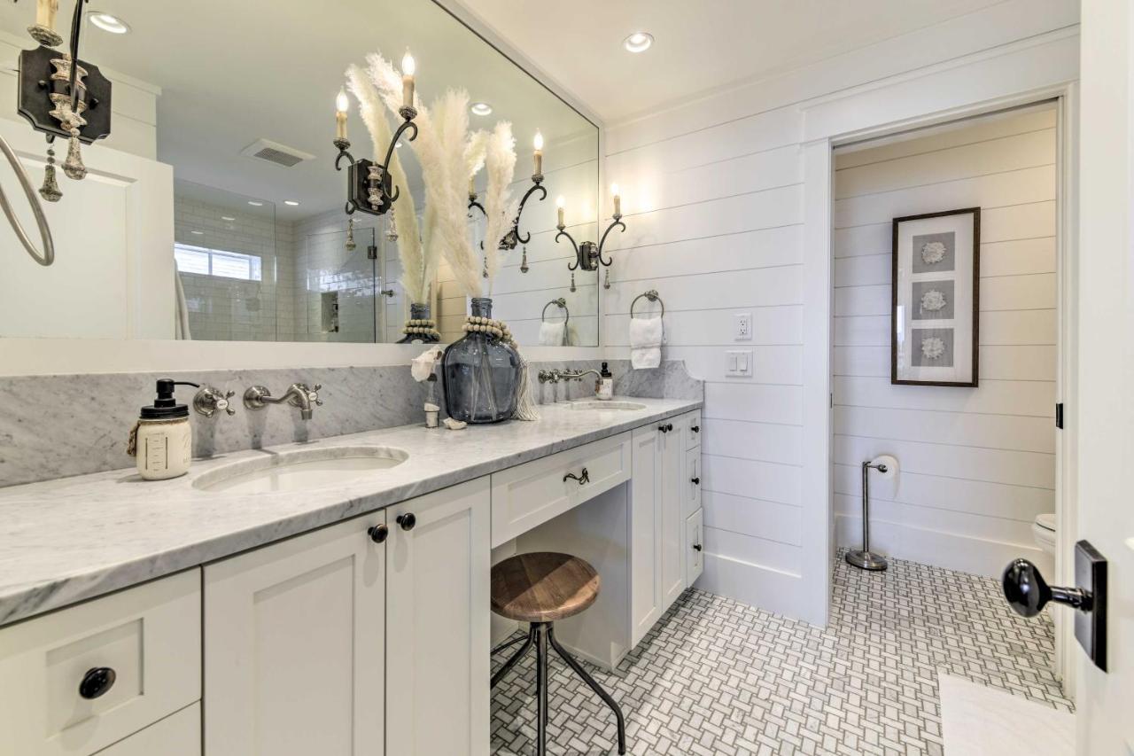 Holiday home Luxe, Beachfront Pcb With Decks And Grill! *