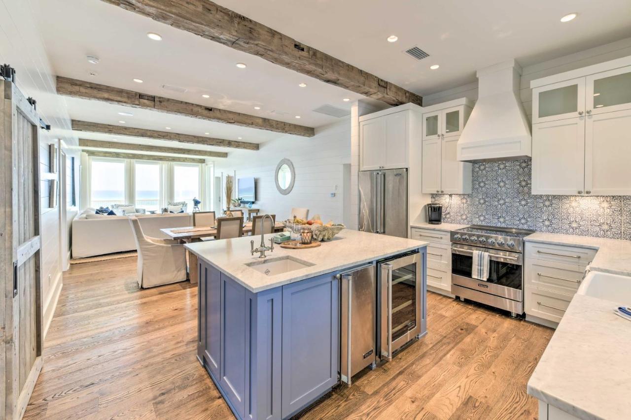 Holiday home Luxe, Beachfront Pcb With Decks And Grill!