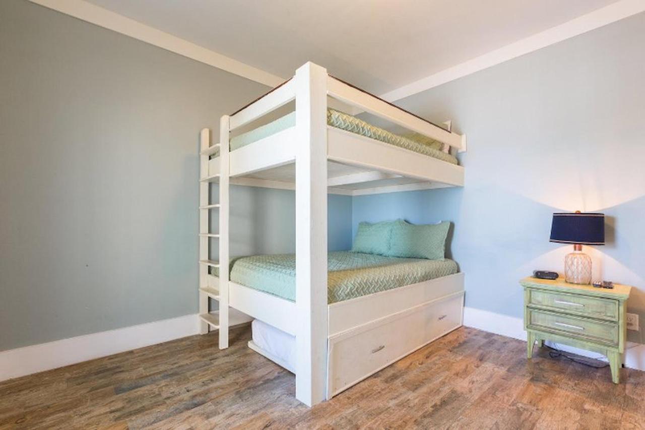 Holiday home The Pelicans Nest - Beachfront 4 Bdrm 4 And Half Bath With Pool And Hot Tub!