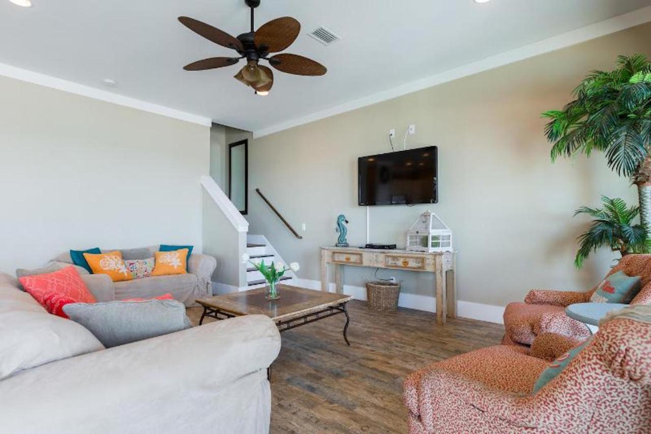 The Pelicans Nest - Beachfront 4 Bdrm 4 And Half Bath With Pool And Hot Tub! Holiday home