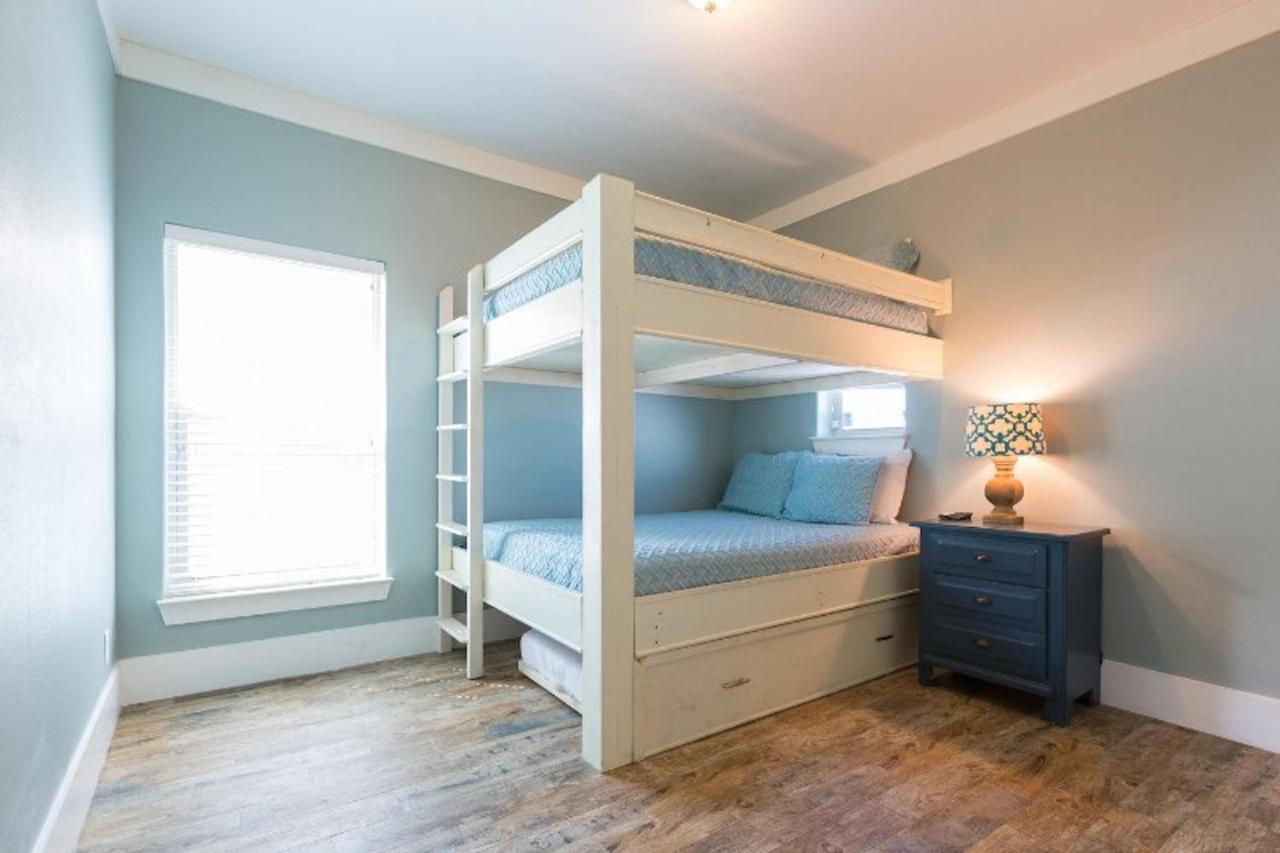 The Pelicans Nest - Beachfront 4 Bdrm 4 And Half Bath With Pool And Hot Tub!