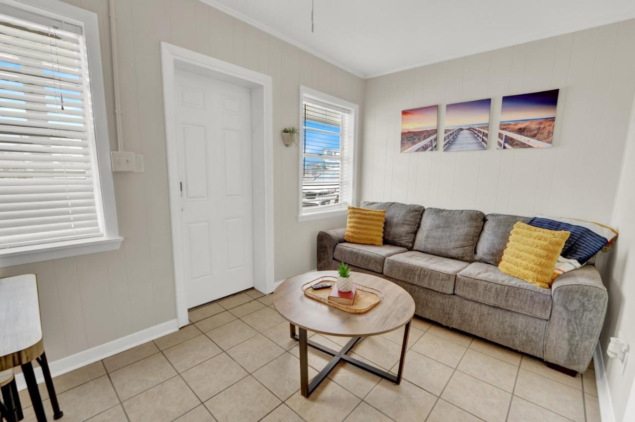 Apartment Sf Unit 3 - *across From Beach - Spacious Kitchen/living & Bdr Panama City Beach