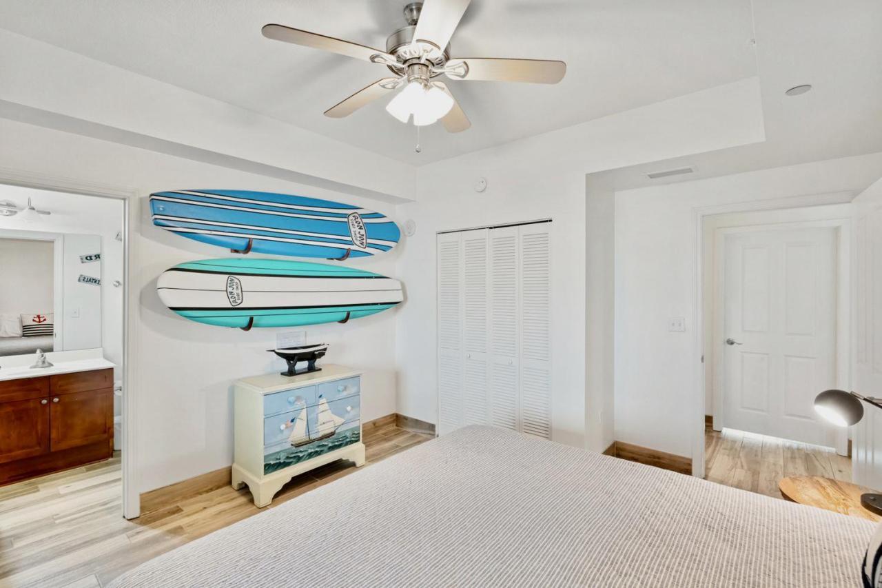 Aqua Resort: Beachfront 3-bedroom With Beach Chairs Apartment *