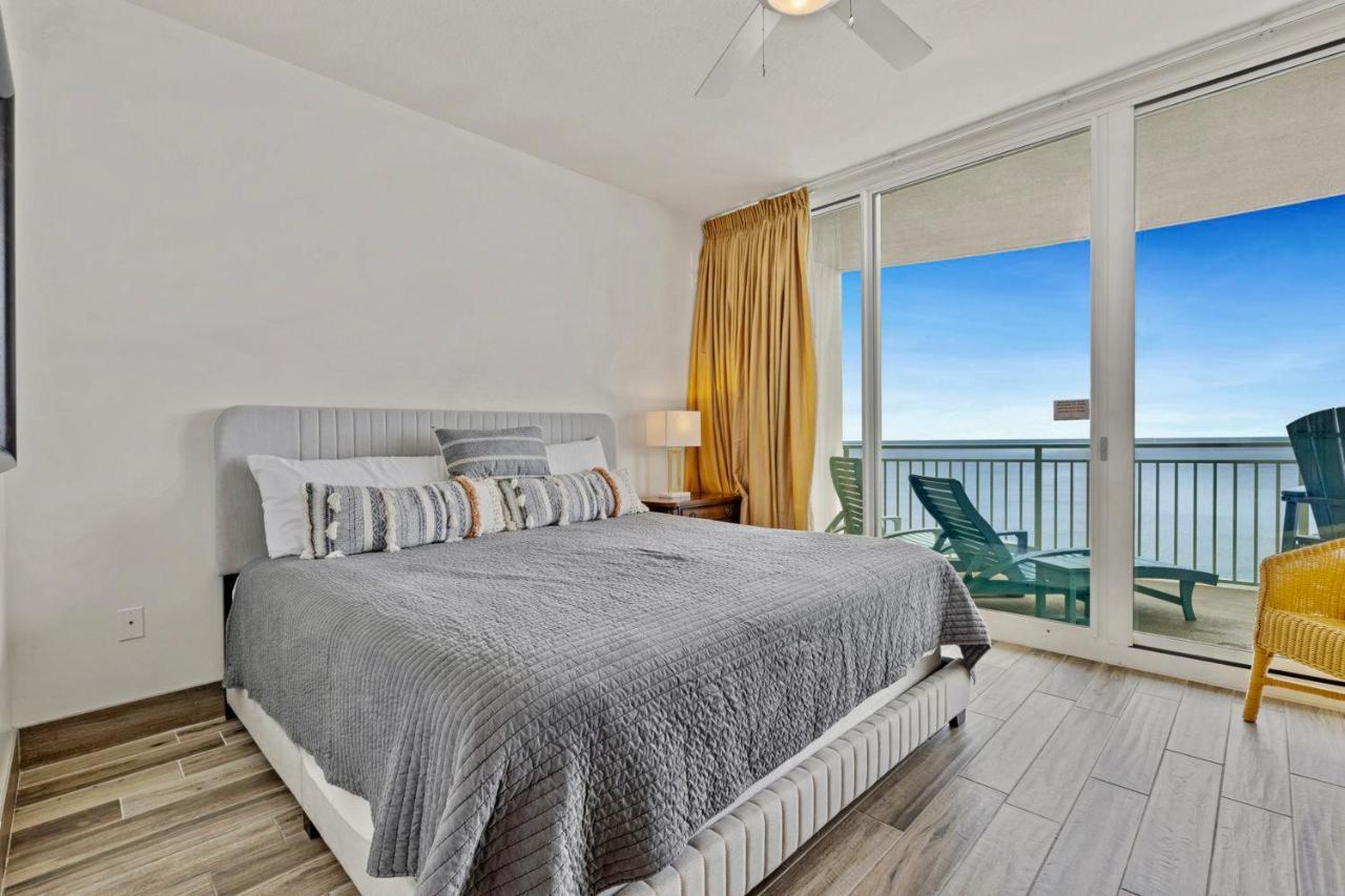 Aqua Resort: Beachfront 3-bedroom With Beach Chairs Apartment *