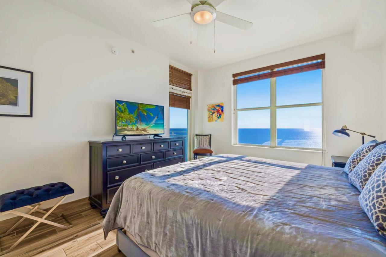 Aqua Resort: Beachfront 3-bedroom With Beach Chairs Apartment