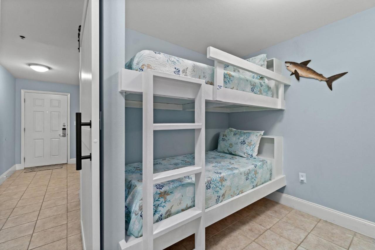 Laketown Wharf #1518 By Book That *