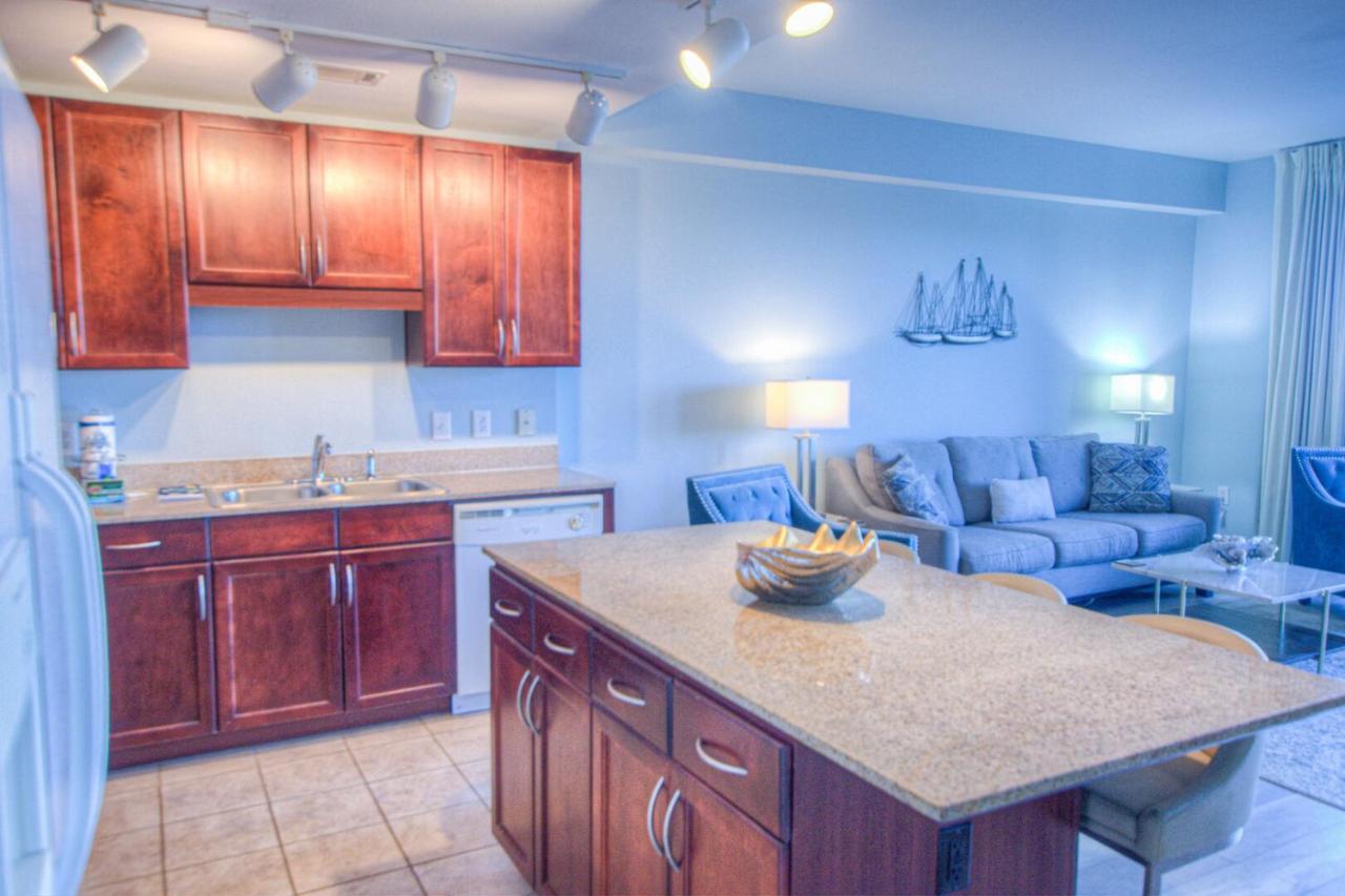 Laketown 302! Beautiful 1 Bd, 2ba! Lower Floor, Multiple Pools!