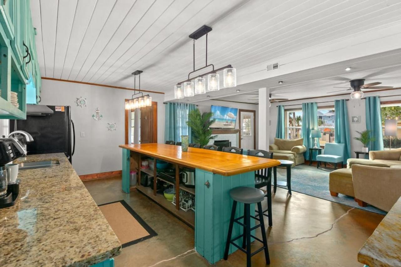 Holiday home Nautical Rose - Hot Tub, 600 Feet To Beach, Beach Gear Incl'd, & Fire Pit! Panama City Beach