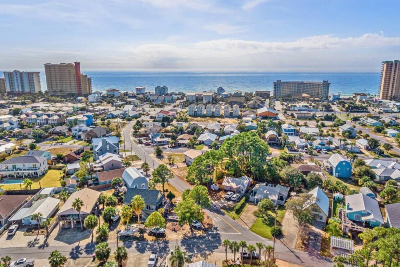 Seaside Serenity: Coastal Beach With Outdoor Living Holiday home *