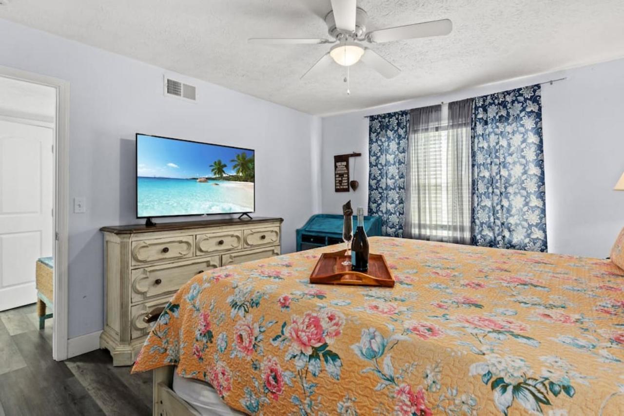 Seaside Serenity: Coastal Beach With Outdoor Living Holiday home