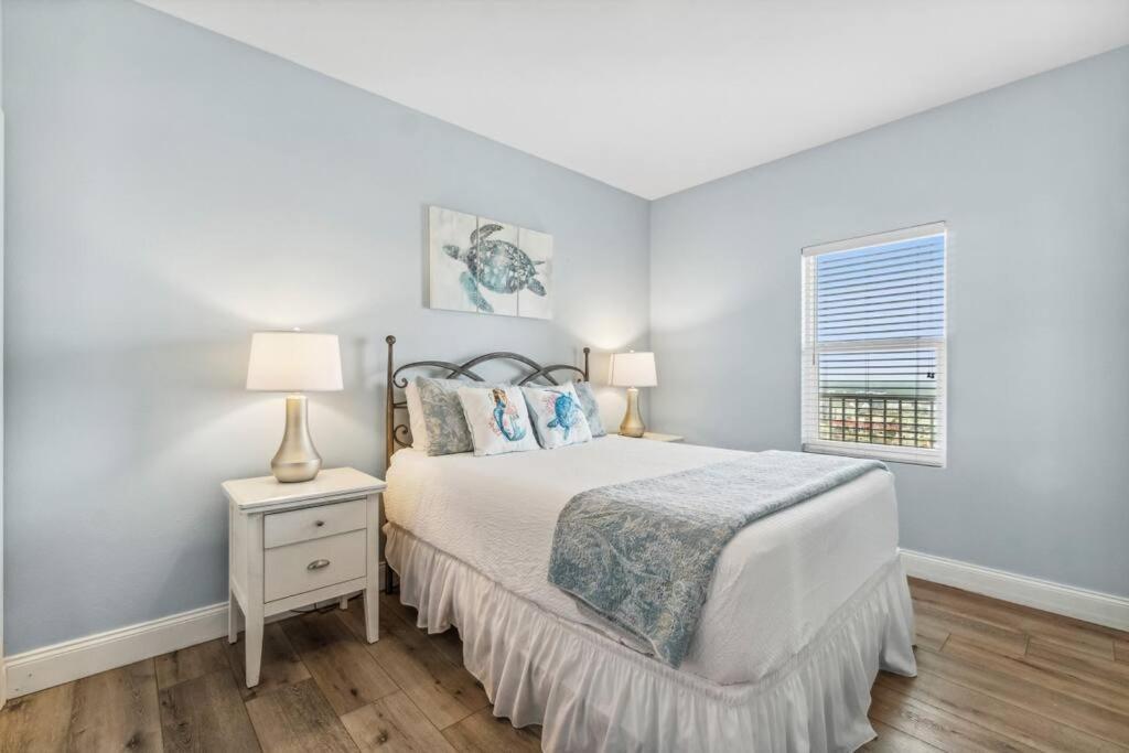 Apartment Spacious With Gulf Views! Sleeps 8! By Dolce Getaways Pcb