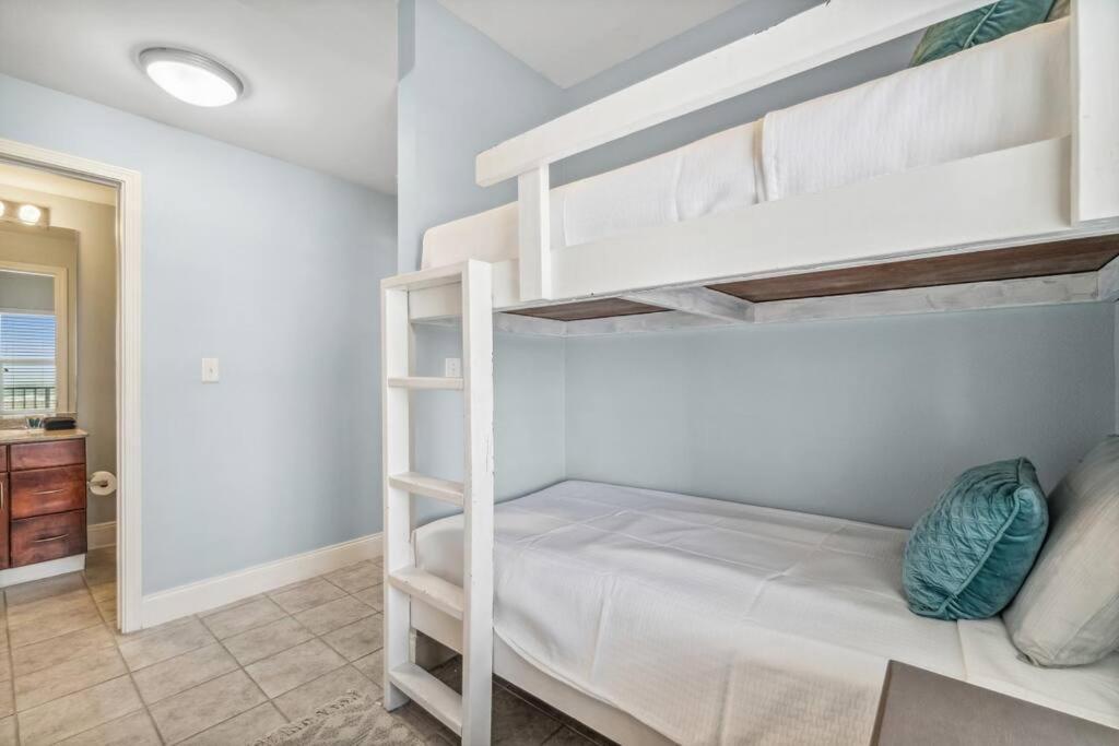 Spacious With Gulf Views! Sleeps 8! By Dolce Getaways Pcb Apartment Panama City Beach