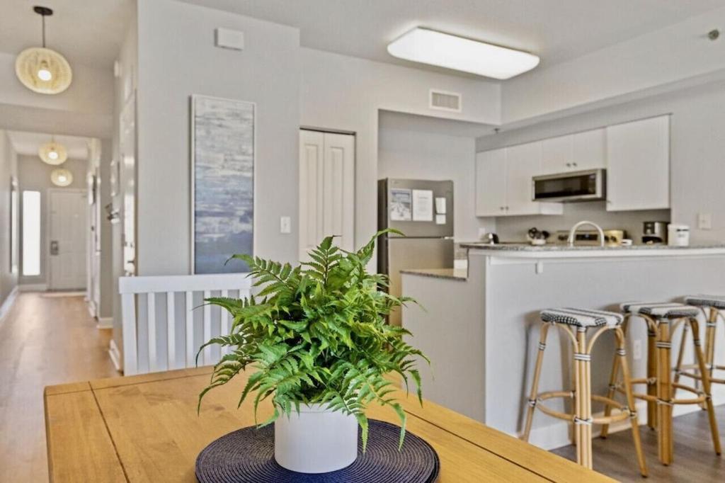 Modern Beachfront On The Sleeps 6! By Dolce Getaways Pcb Apartment *